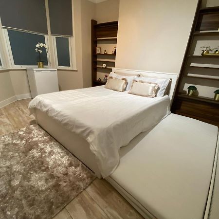Private Rooms In Excellent Family House ,Zone 2 London Eksteriør billede