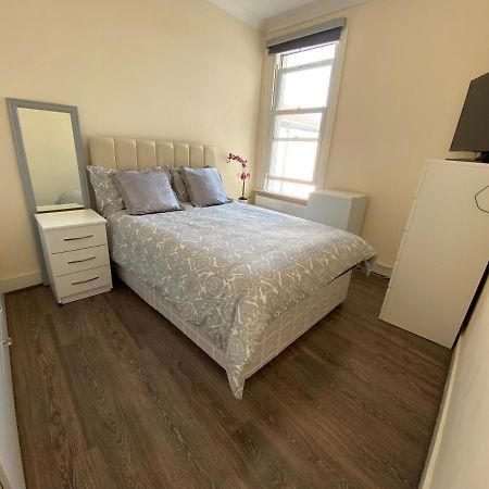 Private Rooms In Excellent Family House ,Zone 2 London Eksteriør billede