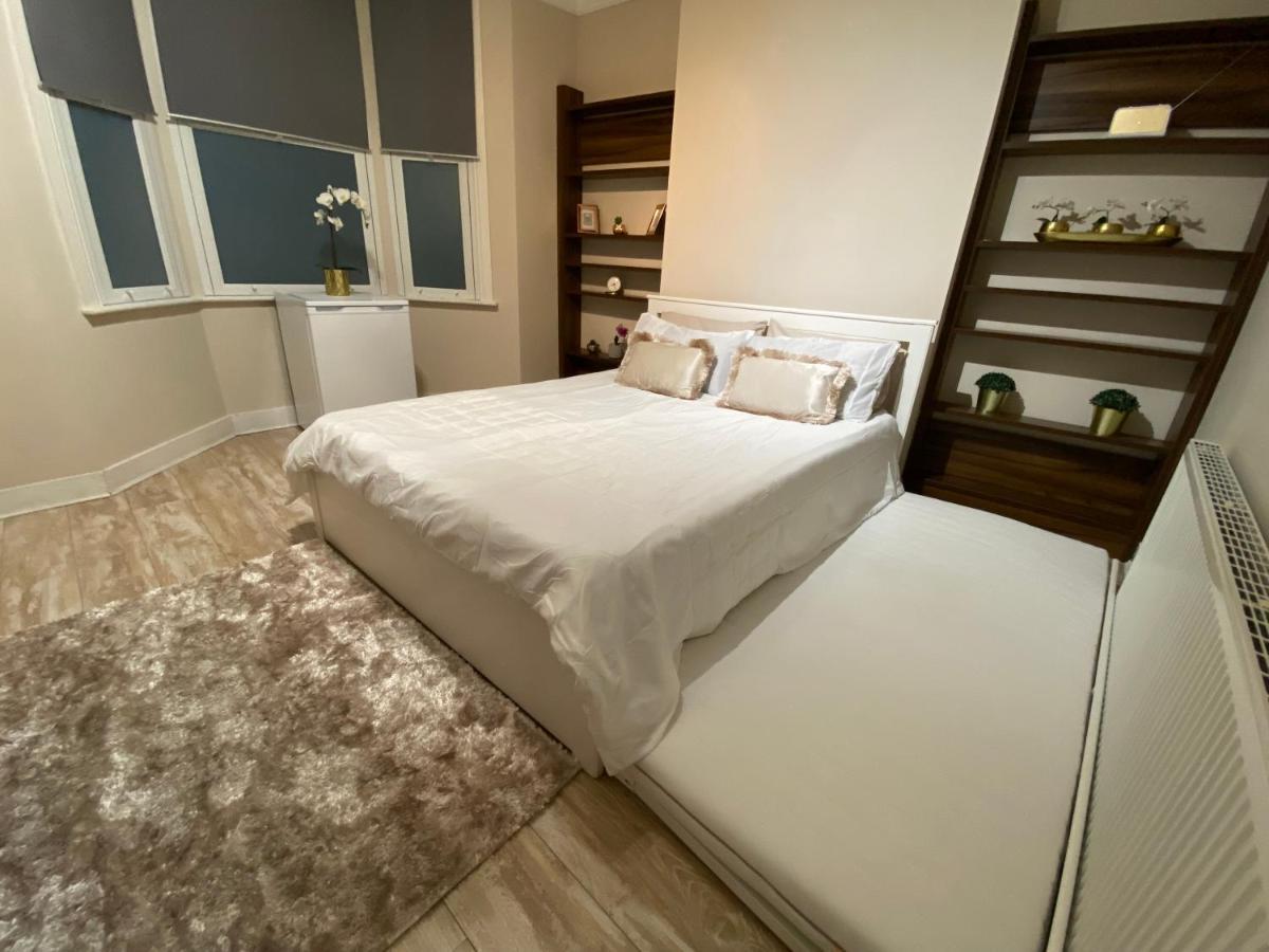 Private Rooms In Excellent Family House ,Zone 2 London Eksteriør billede