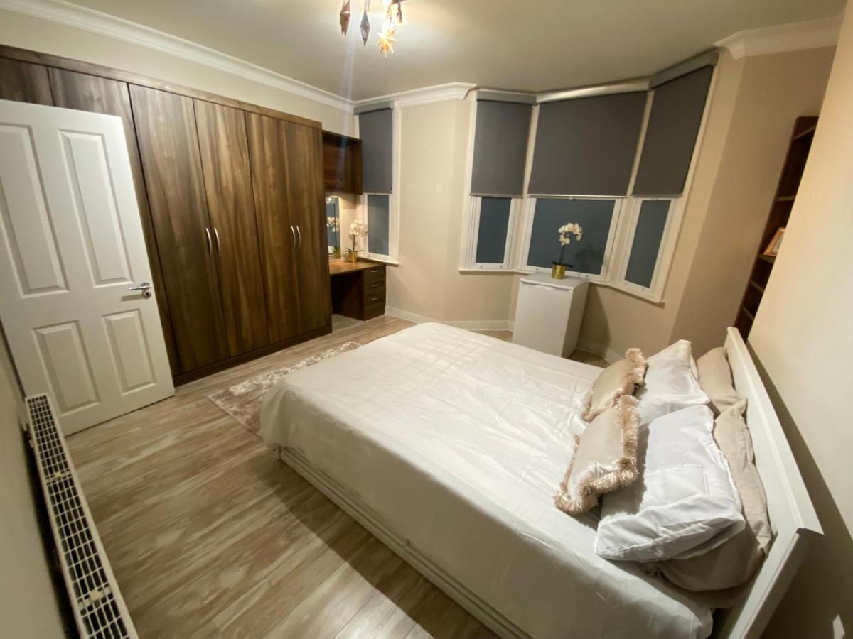 Private Rooms In Excellent Family House ,Zone 2 London Eksteriør billede
