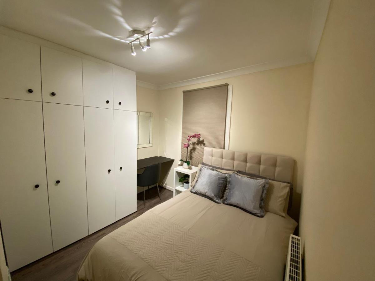 Private Rooms In Excellent Family House ,Zone 2 London Eksteriør billede
