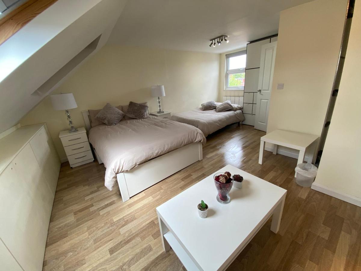 Private Rooms In Excellent Family House ,Zone 2 London Eksteriør billede