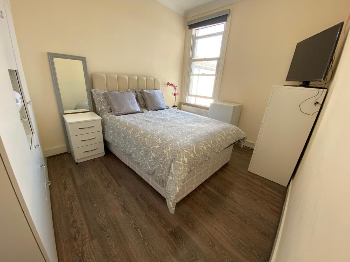 Private Rooms In Excellent Family House ,Zone 2 London Eksteriør billede
